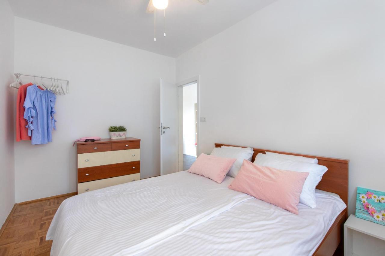 Oleander Appartement Malinska Buitenkant foto